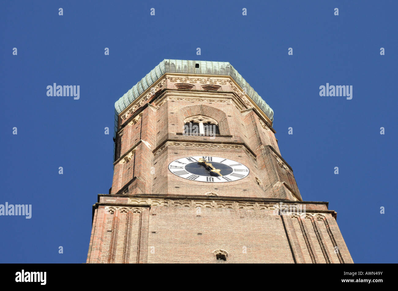 La Frauenkirche (cattedrale di Nostra Signora Santissima) torre in Monaco di Baviera, Germania, Europa Foto Stock