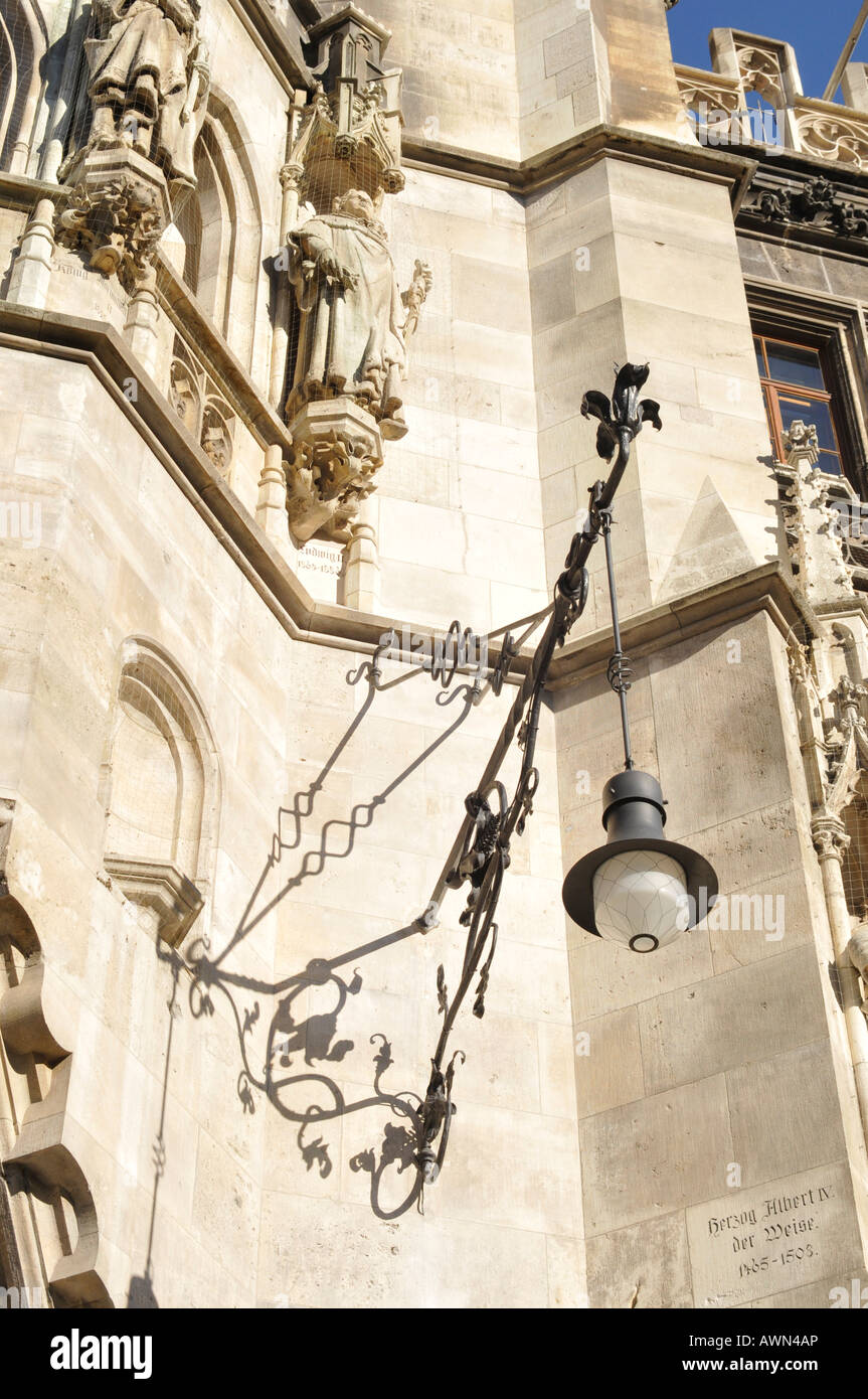 Dettaglio di Rathaus (Municipio) facciata con montata la lanterna, Monaco di Baviera, Germania, Europa Foto Stock