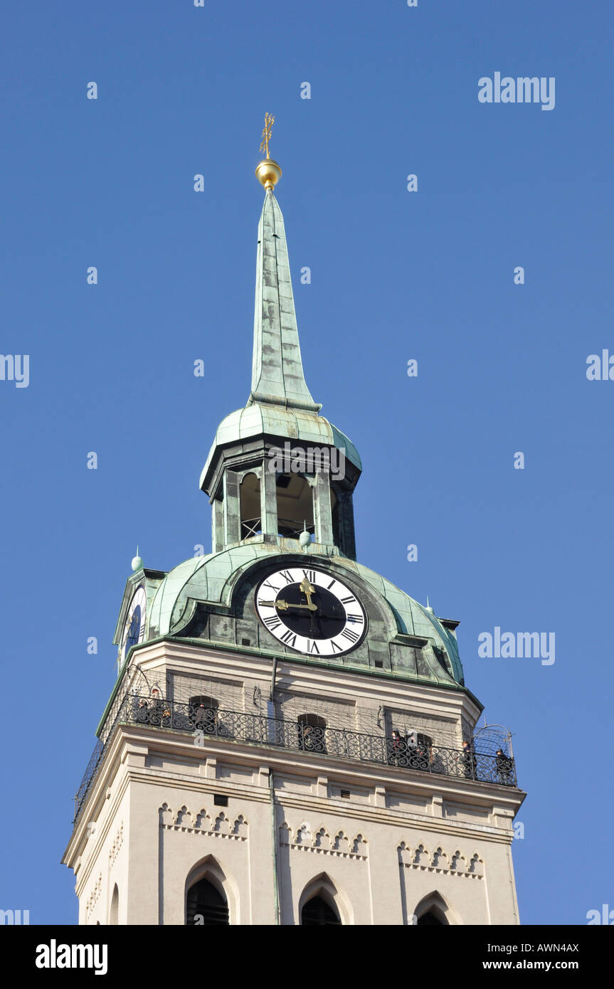 Torre, Peterskirche (St. Pietro Chiesa) accanto al Viktualienmarkt marketplace, Monaco di Baviera, Germania, Europa Foto Stock