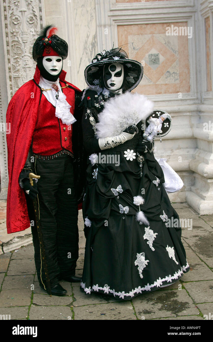 Persone che indossano maschere e costumi per il Carnevale di Venezia, Italia  e Europa Foto stock - Alamy