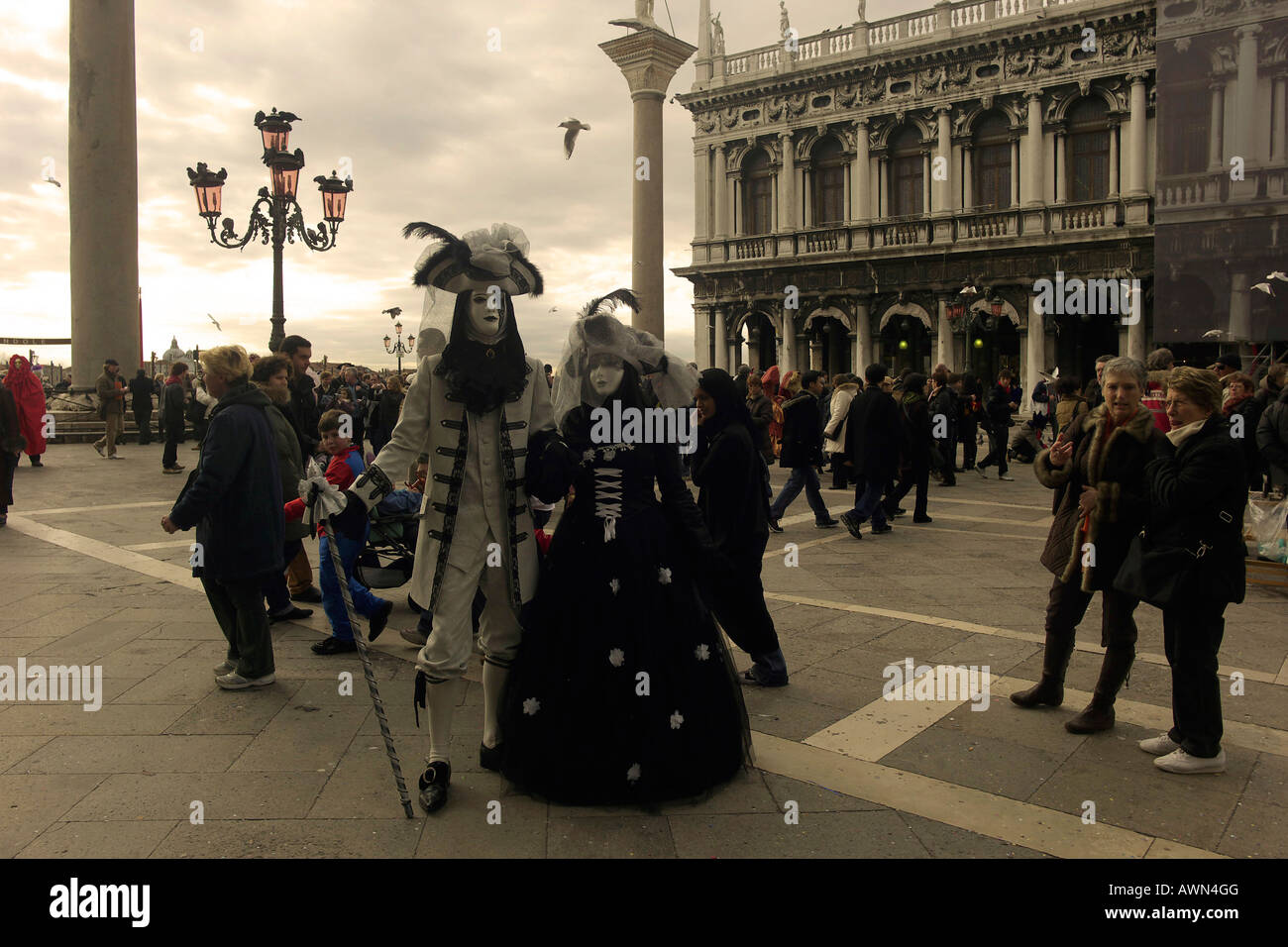 Persone che indossano maschere e costumi per il Carnevale di Venezia, Italia e Europa Foto Stock