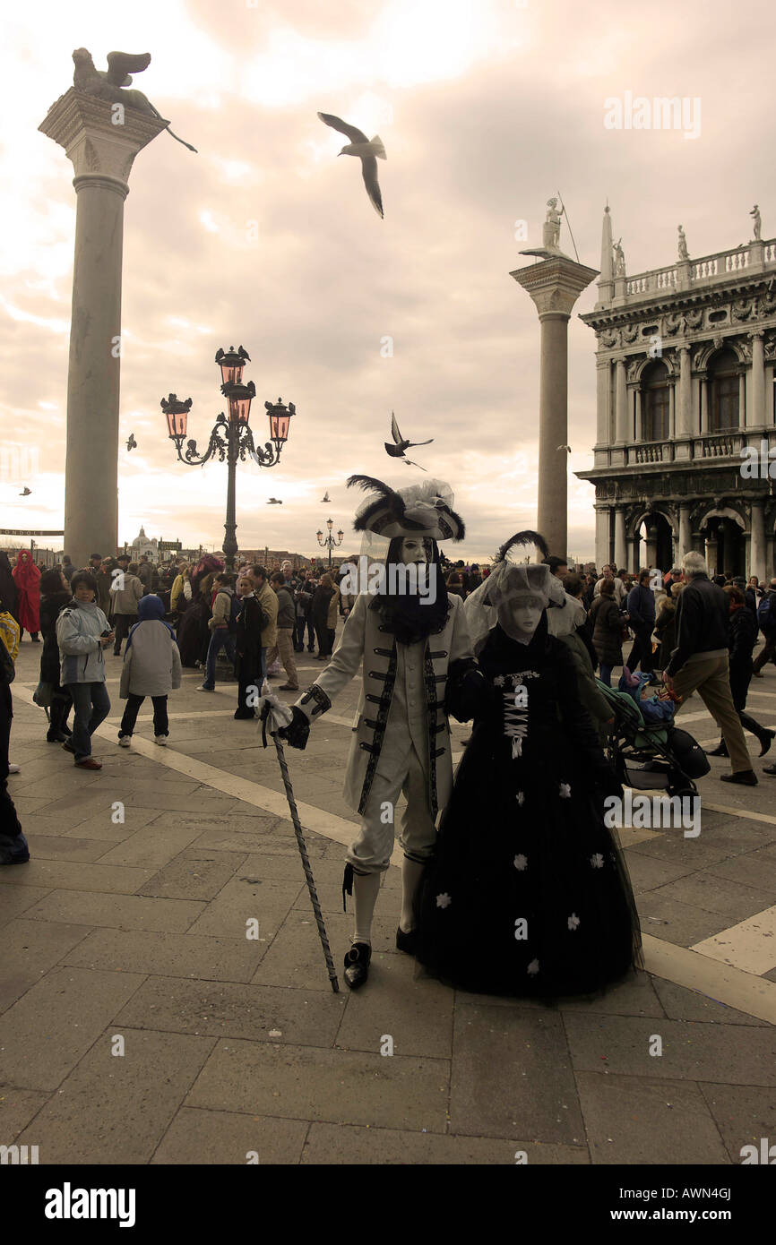 Persone che indossano maschere e costumi per il Carnevale di Venezia, Italia e Europa Foto Stock