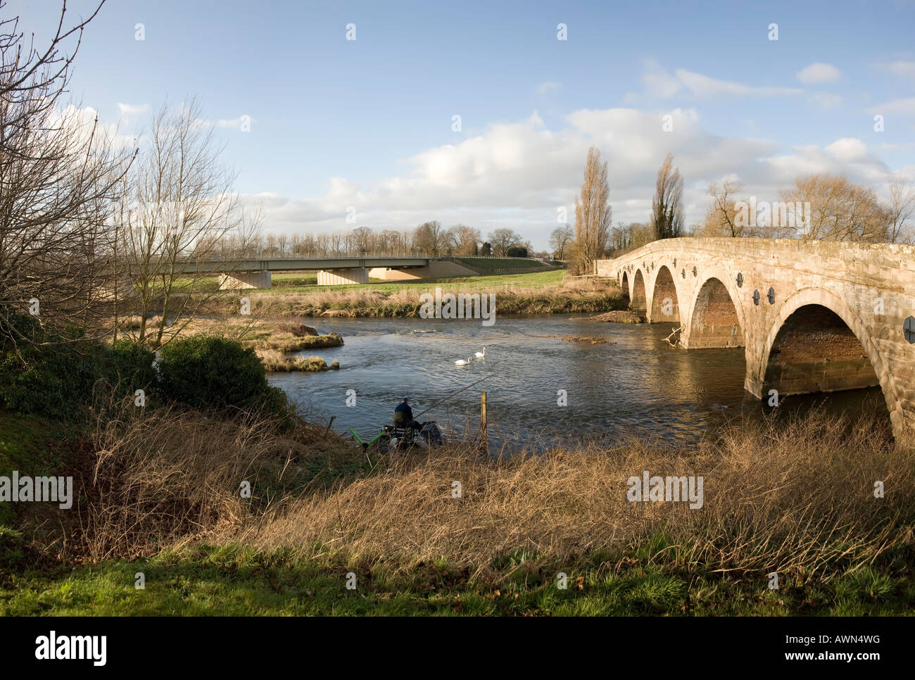 Un ponte medievale sul fiume Avon barford on Avon warwickshire Midlands England uk Il nuovo ponte stradale dietro Foto Stock