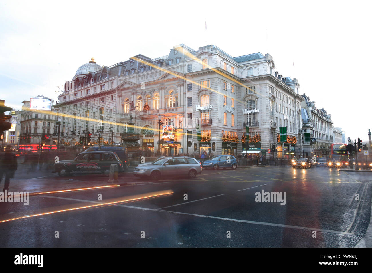 Shopping di Natale: tempo di fretta la gente attraverso la pioggia battente, Piccadilly Circus, London, Regno Unito Foto Stock