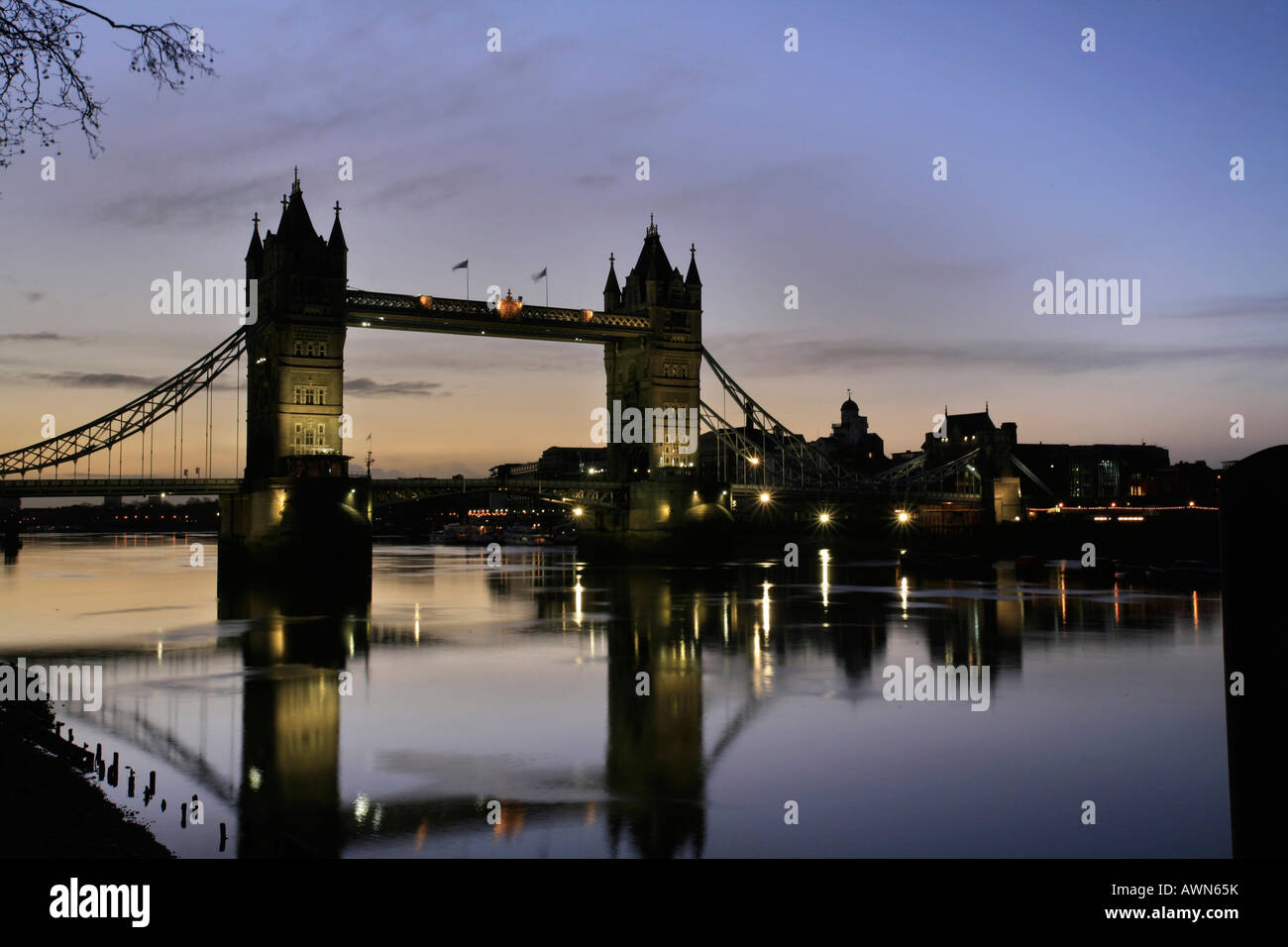 Il Tower Bridge con Tamigi come visto dalla Torre di Londra, Regno Unito Foto Stock