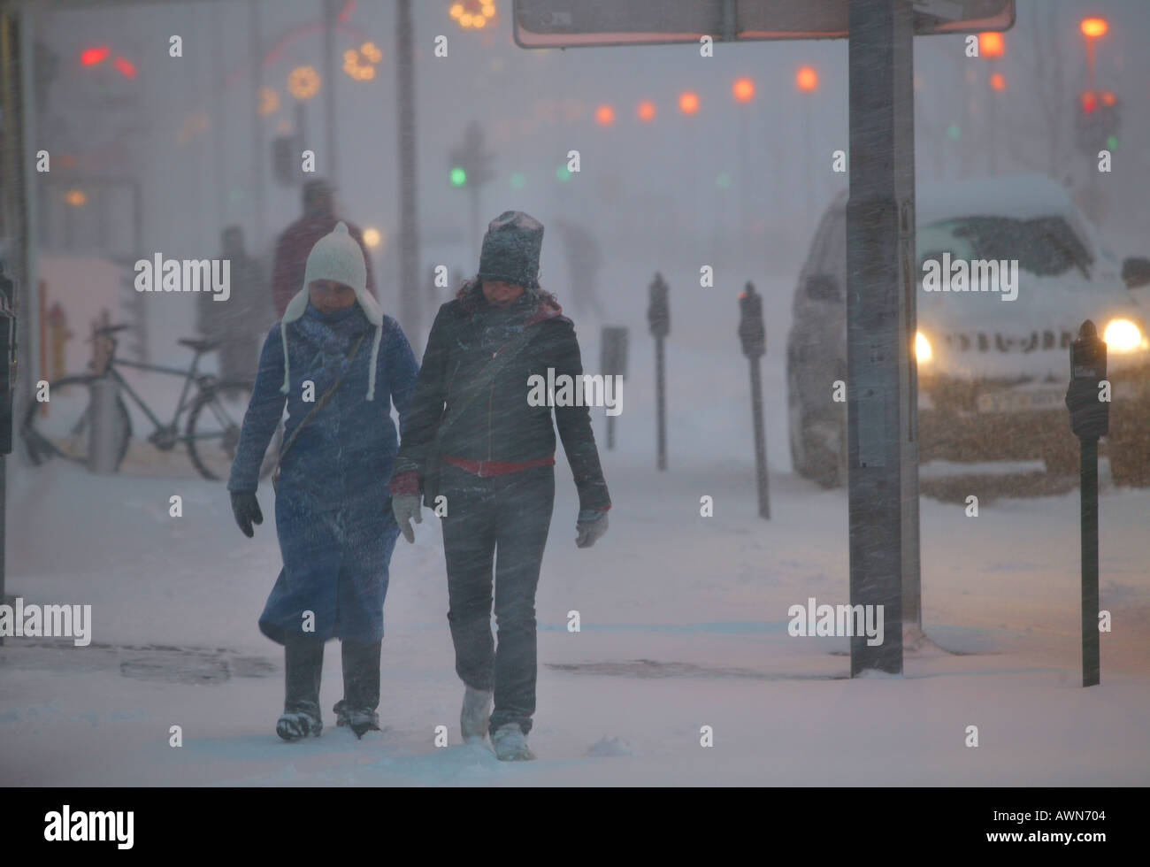 A piedi nella tempesta di neve Reykjavik Islanda Foto Stock