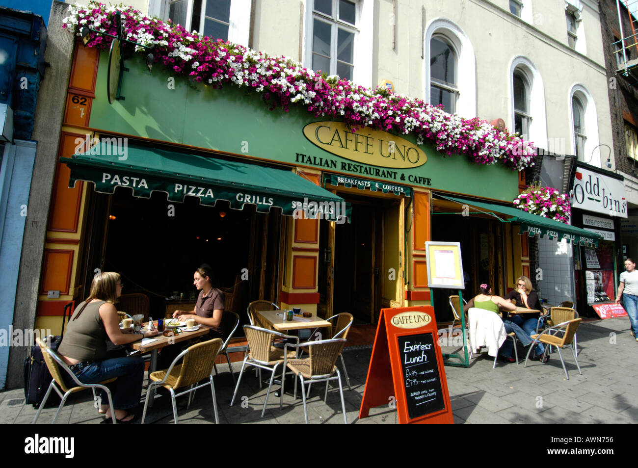 Caffe Onu, Upper Street, Islington Londra Inghilterra Gran Bretagna REGNO UNITO Foto Stock