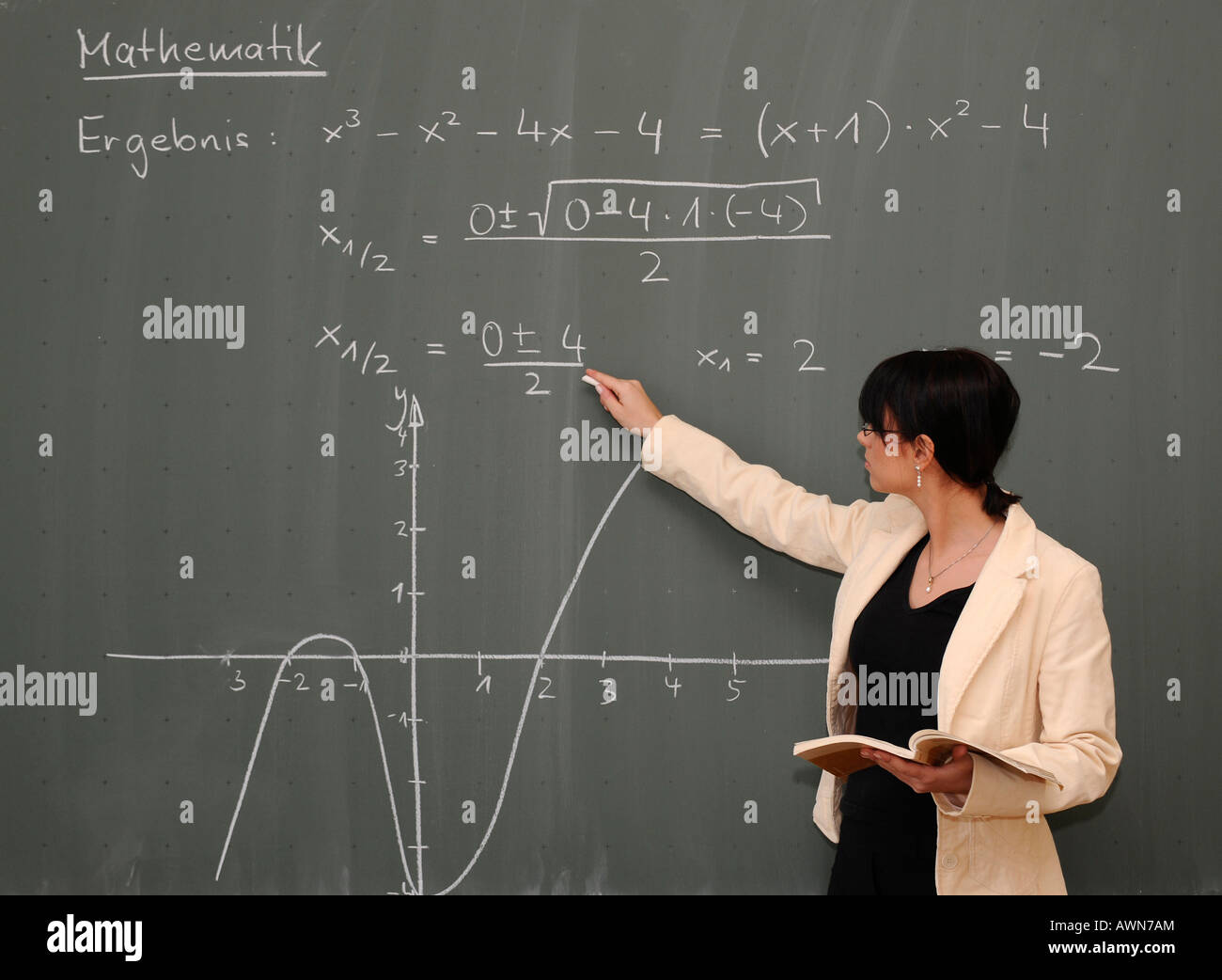 Femmina giovane insegnante di matematica di insegnamento Foto Stock