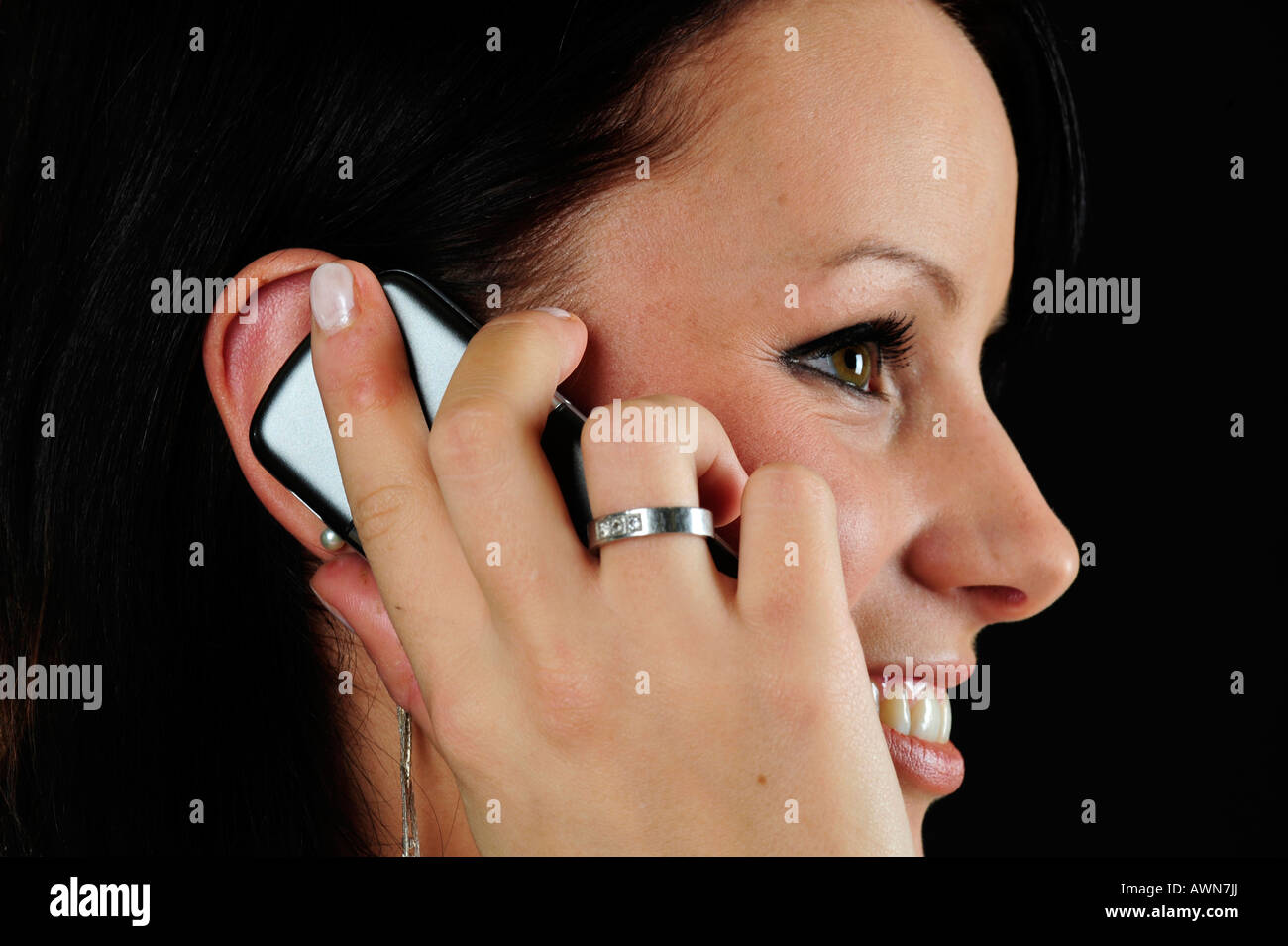 Giovane donna con il telefono cellulare Foto Stock