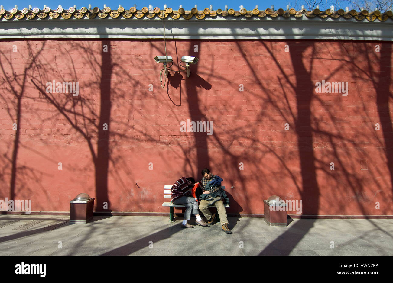 Le telecamere di sicurezza al di fuori di un recinto murato si affacciano due persone dormono vicino alla Città Proibita di Pechino centro. Foto Stock