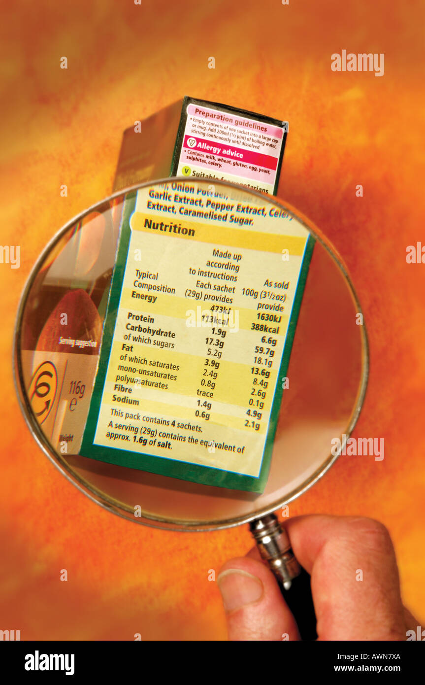 La lettura di una confezione per alimenti etichetta con lente di  ingrandimento Foto stock - Alamy