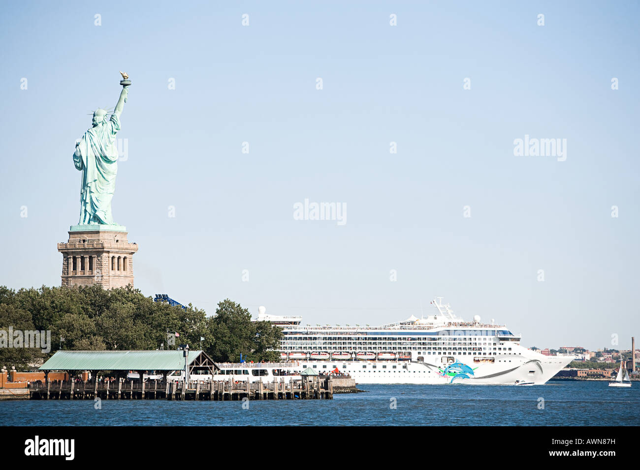 La statua della libertà e la nave di crociera Foto Stock