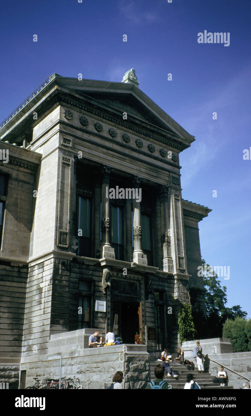 Mc Gill University. Tall ornati in ingresso al palazzo. Blue sky. Gli studenti seduti sui gradini di sole. Foto Stock