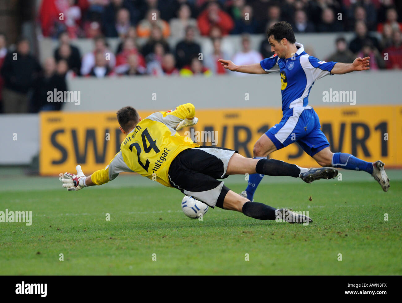 Tamas HAJNAL Karlsruher SC punteggio portiere aganinst Sven ULREICH VfB Stuttgart Foto Stock