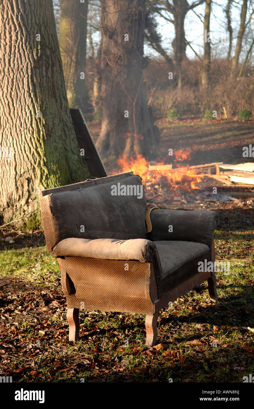 Vecchio divano, bulk spazzatura, in un parco di fronte a un fuoco, Rhena, Meclemburgo-Pomerania Occidentale, Germania, Europa Foto Stock