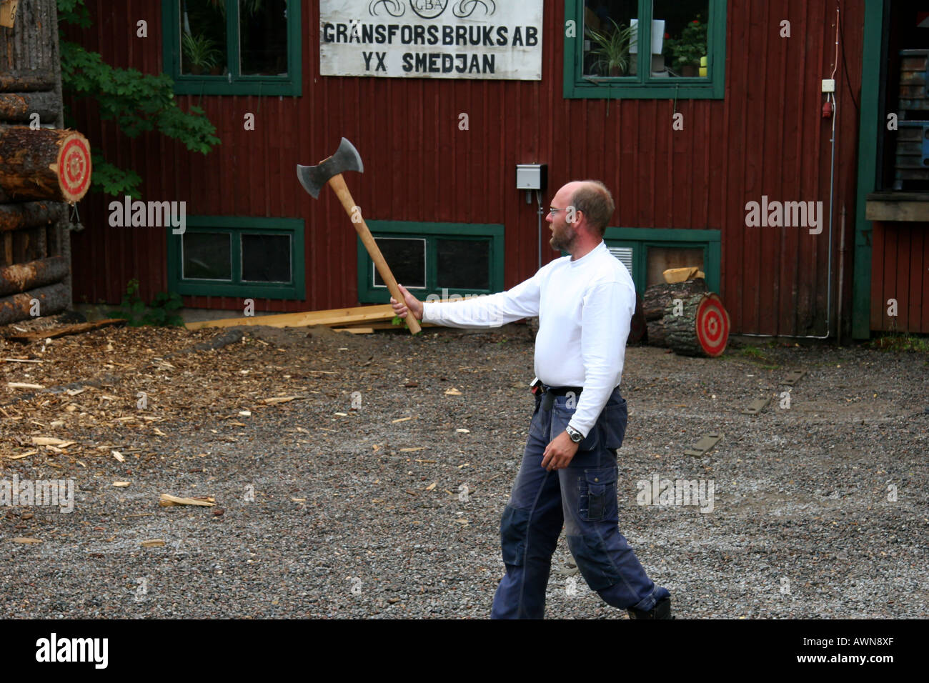 L'uomo gettando ax, Svezia Foto Stock