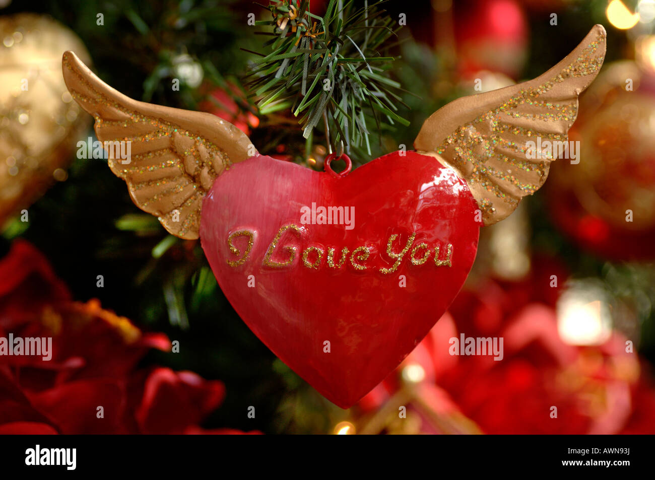 Cuore con ali, ornamento di Natale appeso nella struttura ad albero di Natale Foto Stock