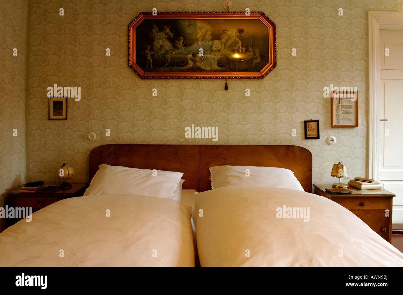 Anni Cinquanta camera da letto con comodini e un immagine religiosa appesa sopra il letto, Lauf an der Pegnitz, Media Franconia, Baviera, Ge Foto Stock