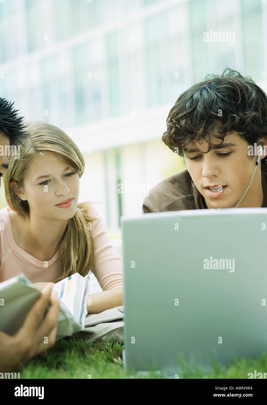 Gli studenti che studiano insieme, sull'erba Foto Stock