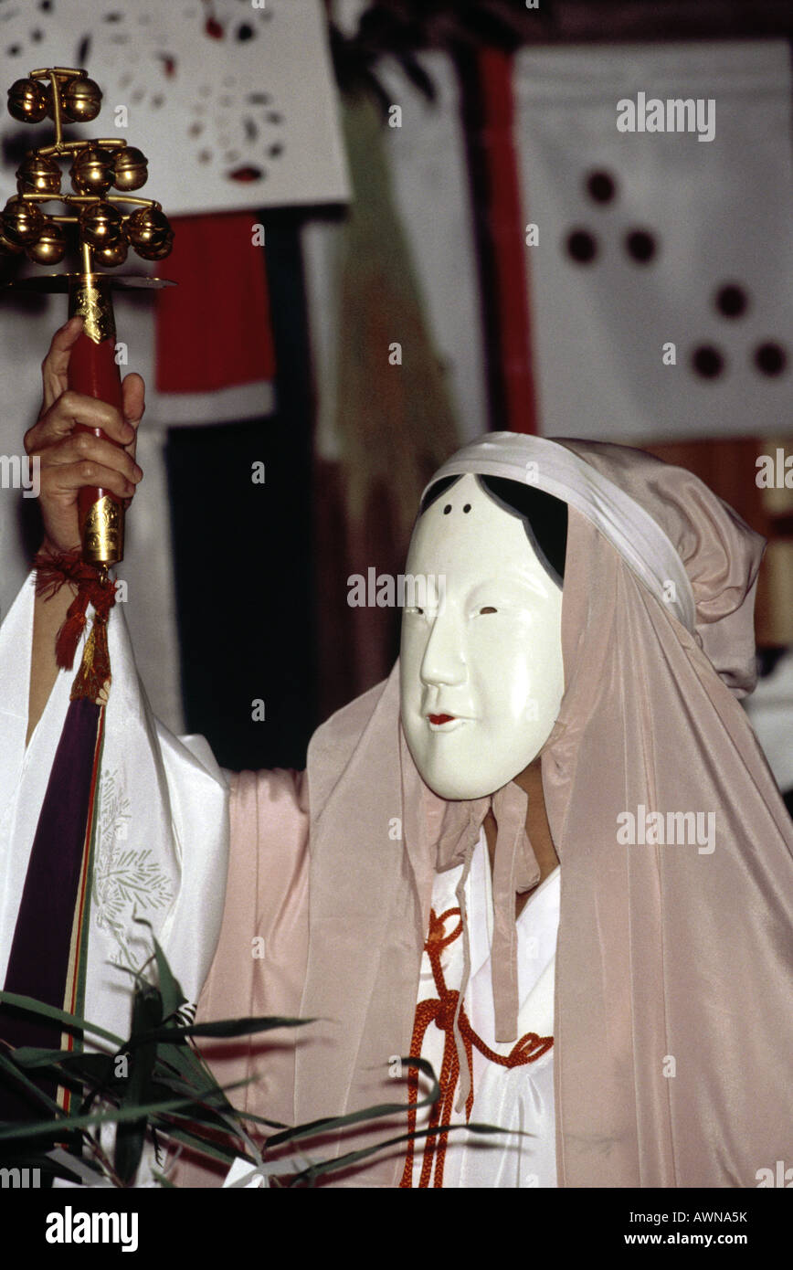 Hiradokagura. Festival/ evento tradizionale. Donna in costume/ porcellana maschera facciale. . Foto Stock
