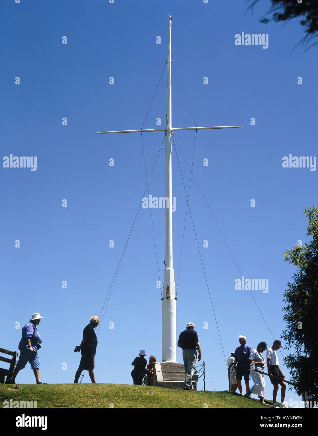 Baia delle Isole. Hill. Bandiera pole. Flagstaff Hill. Punto storico. Bandiera Maori vola 12 giorni all'anno. Persone. Foto Stock