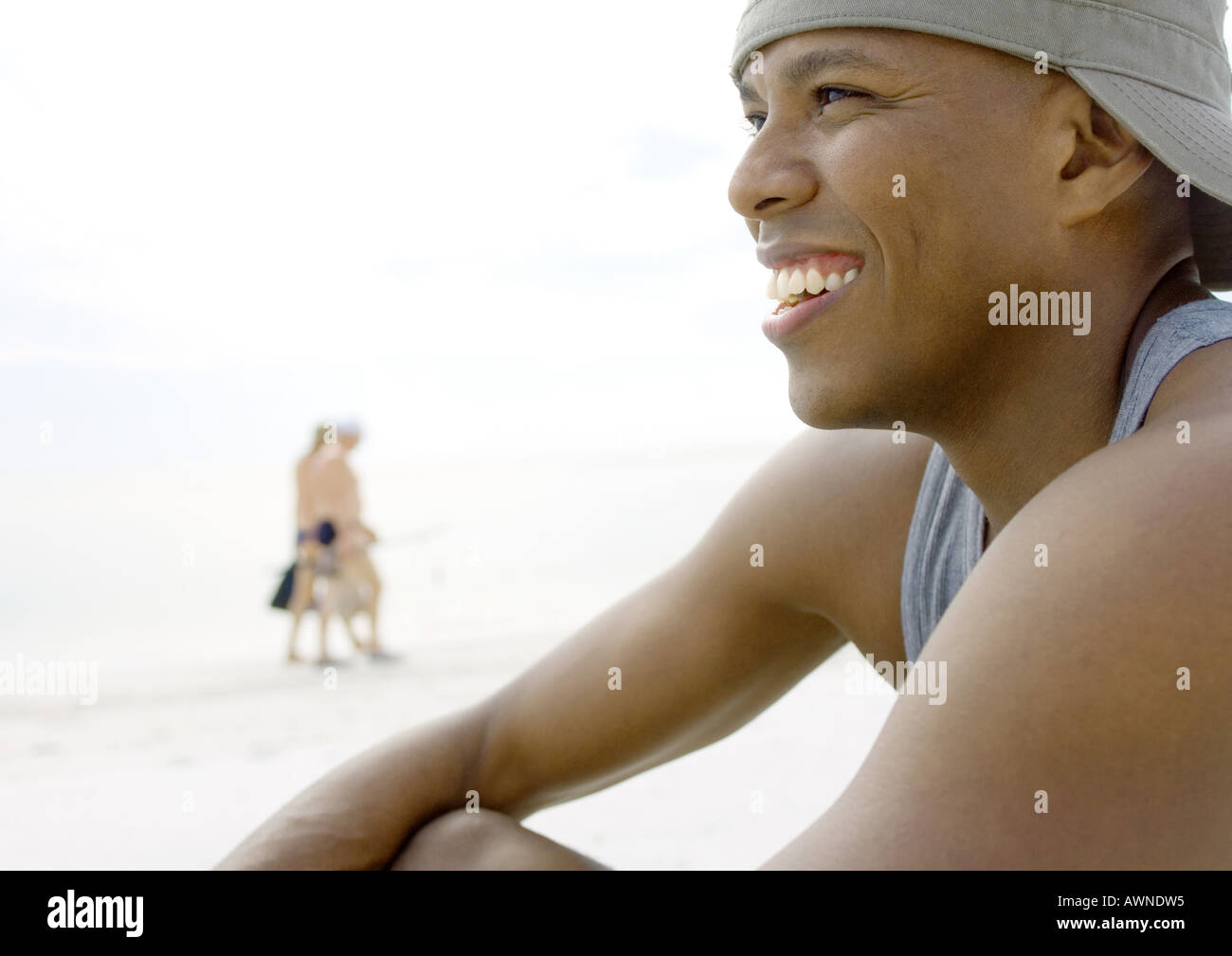 Uomo sulla spiaggia, sorridente Foto Stock
