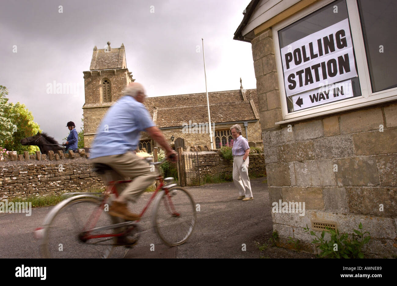 Un seggio IN SUD WRAXALL WILTSHIRE REGNO UNITO dove la votazione si è svolta PER IL PARLAMENTO EUROPEO 10 8 2004 Foto Stock