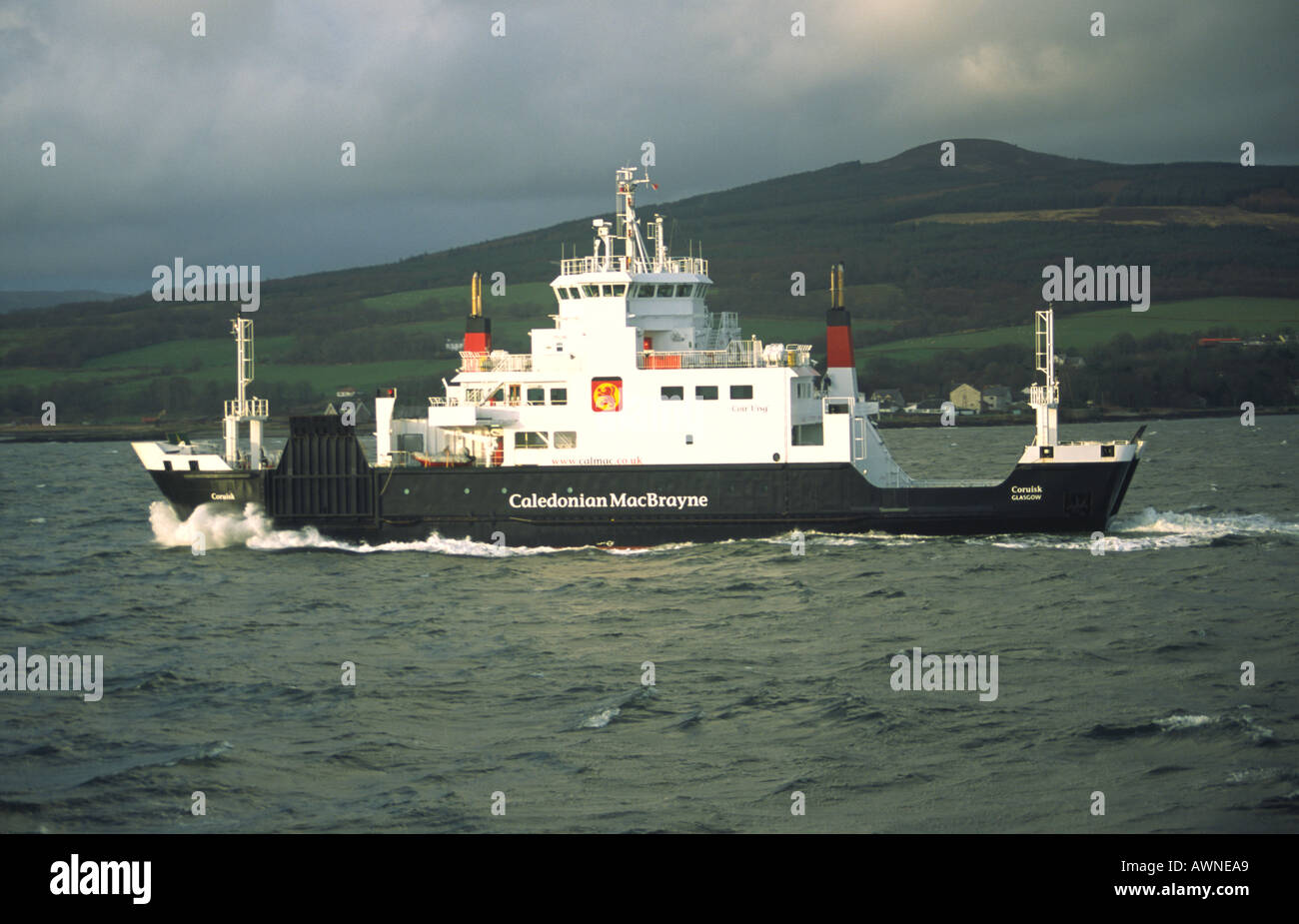 Nuovo Caledonian MacBrayne ferry Coruisk sfidando il meteo di aratura e il suo modo di Rothesay da Wemyss Bay in Scozia Foto Stock