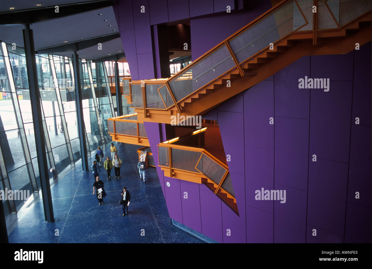 Lowry Gallery Salford Quays Greater Manchester Inghilterra Regno Unito 2000s 2001 HOMER SYKES Foto Stock
