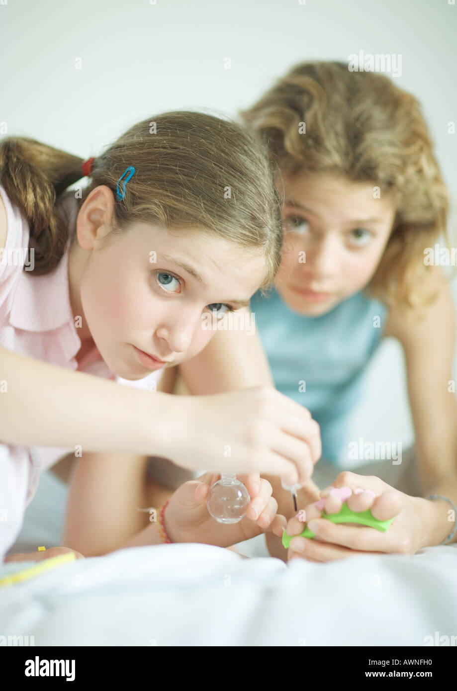 Ragazze Preteen pittura toenails Foto Stock