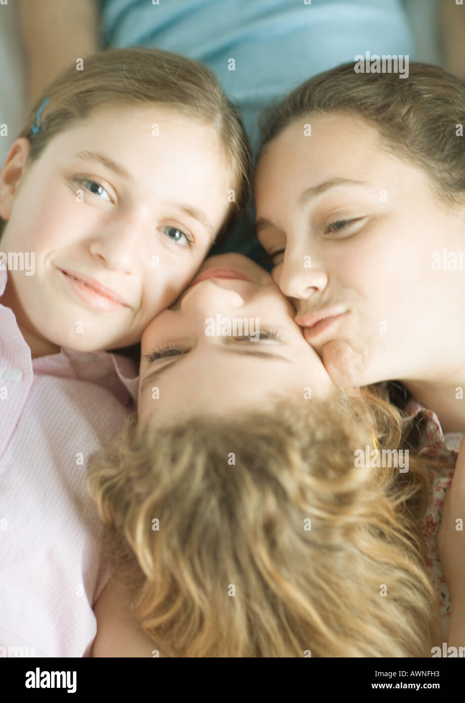 Preteen ragazze con teste insieme Foto Stock