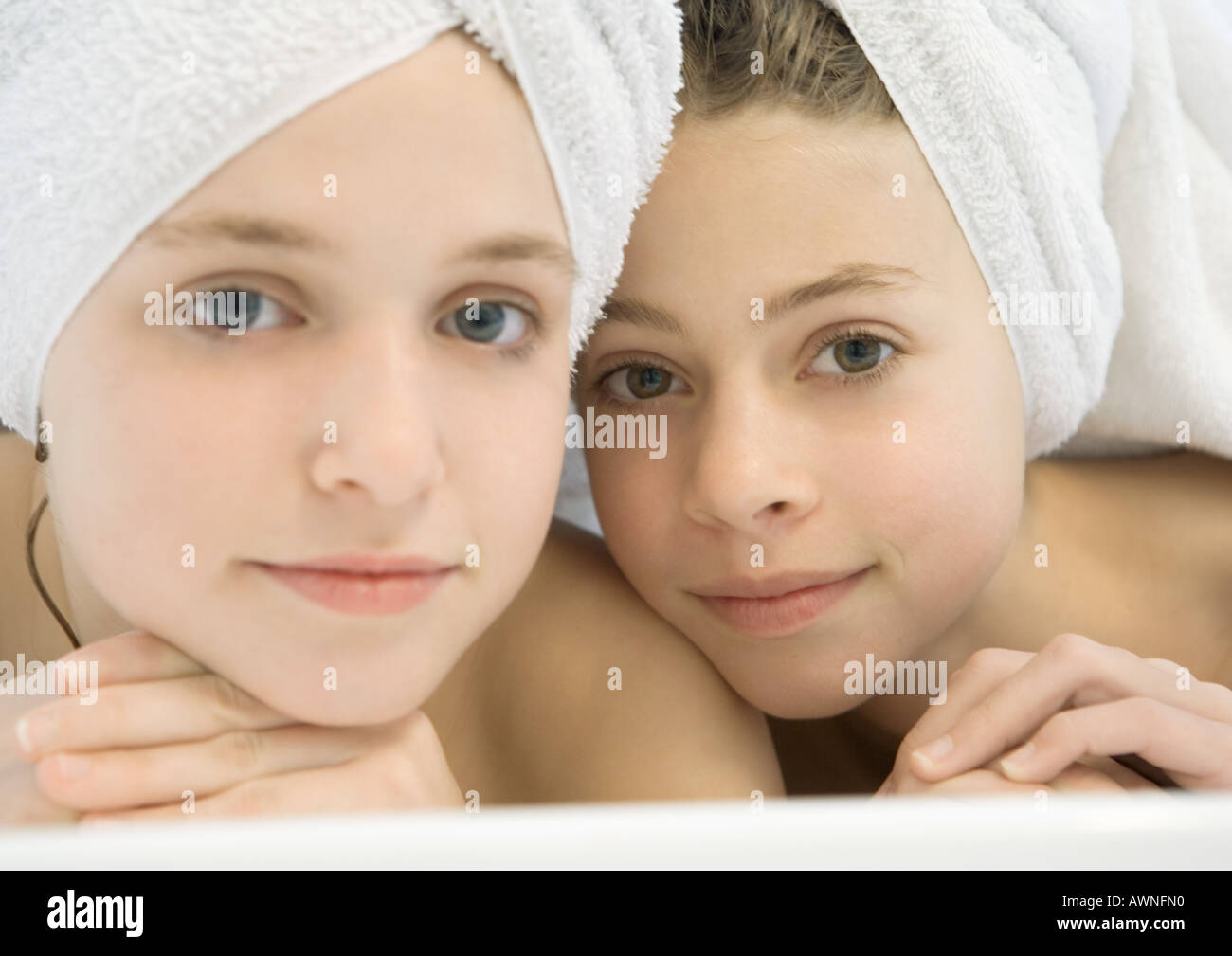 Due ragazze preteen con i capelli avvolti in asciugamani Foto Stock