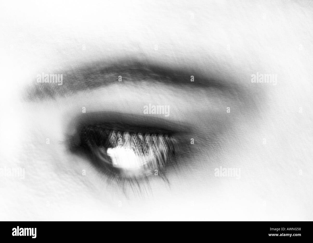 Donna di occhio, offuscata da vicino e in bianco e nero. Foto Stock