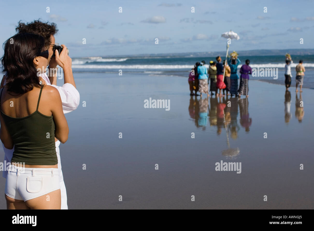 Coppia giovane in vacanza sulla spiaggia e l'acquisizione dello snapshot Foto Stock