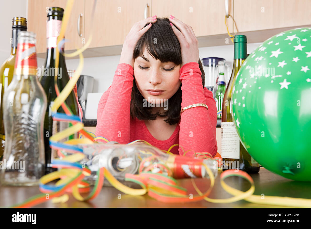 Donna con una sbornia dopo una festa Foto Stock