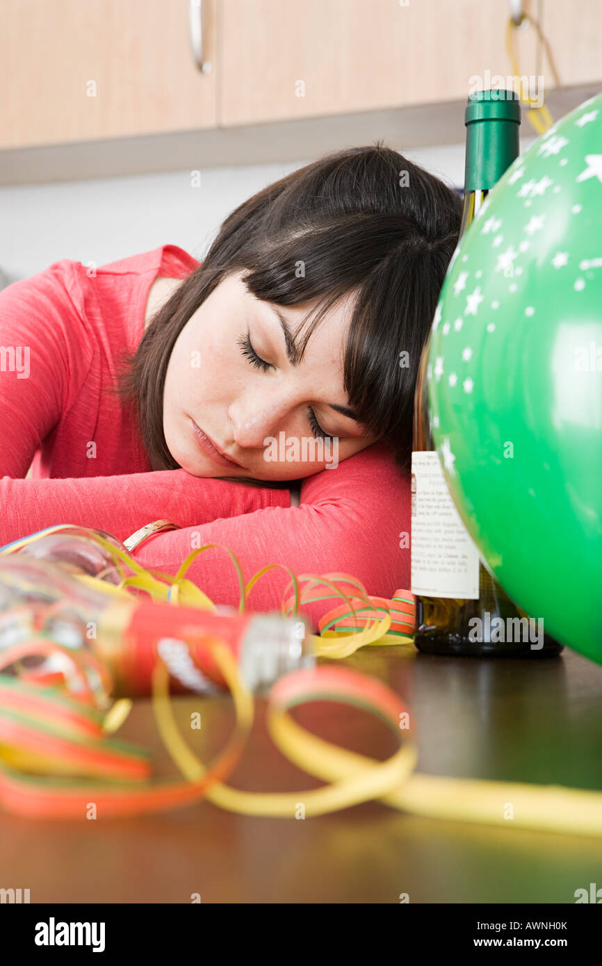 Donna che Dorme dopo una festa Foto Stock