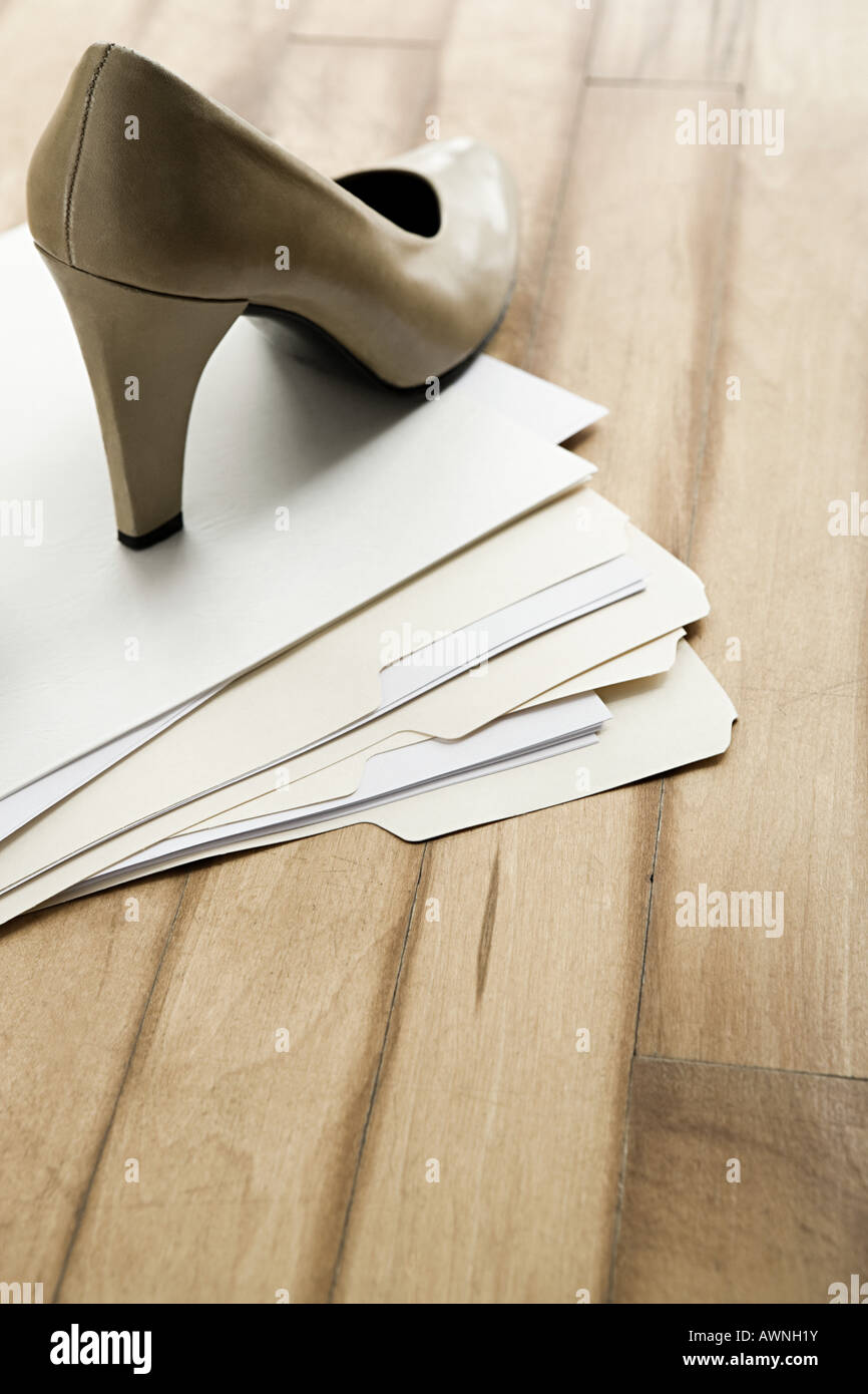 File e un alto scarpe con tacco su un pavimento di legno Foto stock - Alamy