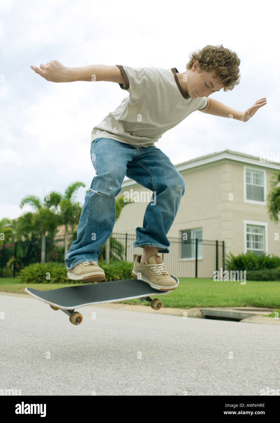 Ragazzo su skateboard Foto stock - Alamy