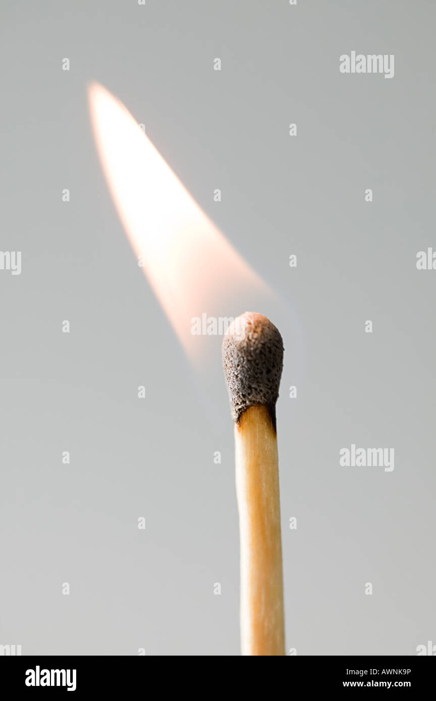Un fiammifero acceso Foto Stock