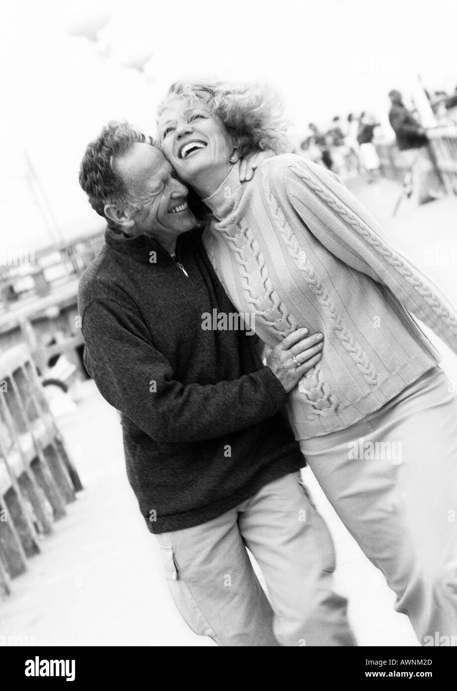 Coppia matura percorrendo a piedi lungomare, ridere, B&W Foto Stock