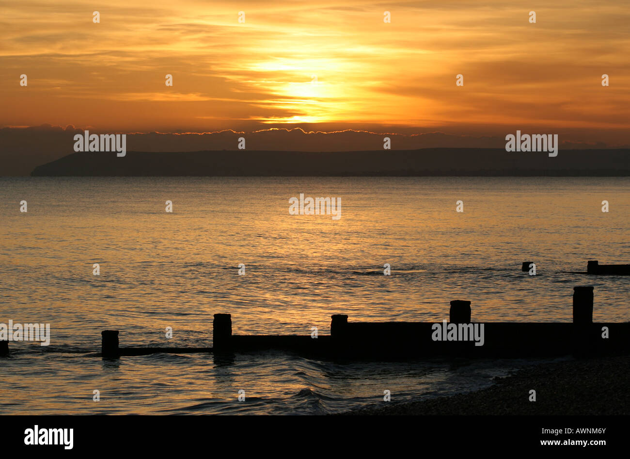 Tramonto sul mare a Bexhill on Sea, Sussex England guardando verso Beachy Head e Eastbourne Foto Stock