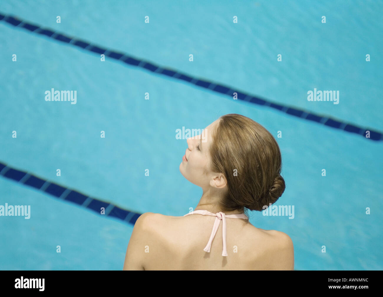 La donna accanto alla piscina, ad alto angolo di visione Foto Stock