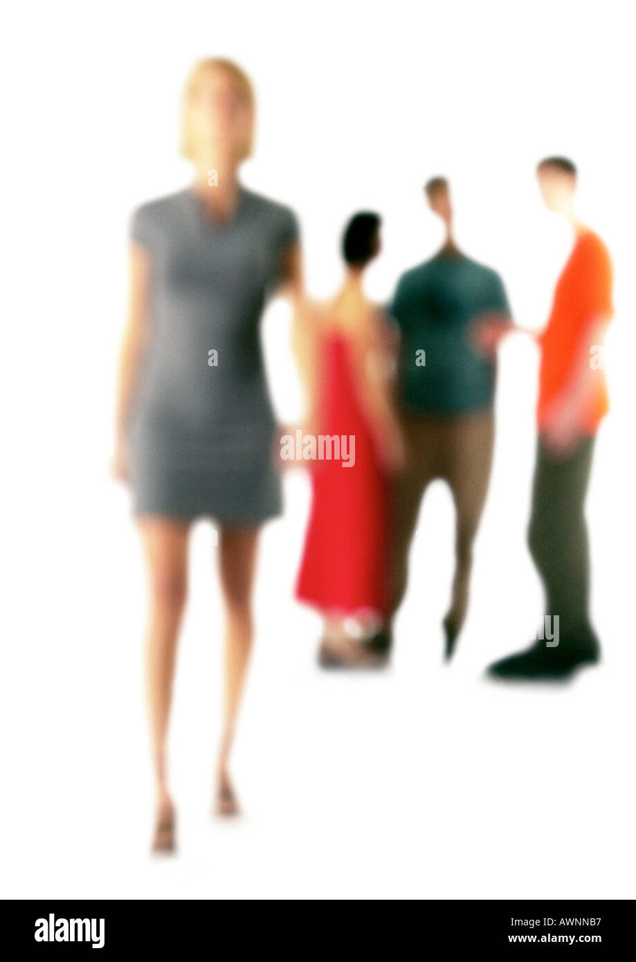 Silhouette di donna in piedi a prescindere dal gruppo di persone, su sfondo bianco, sfocato Foto Stock