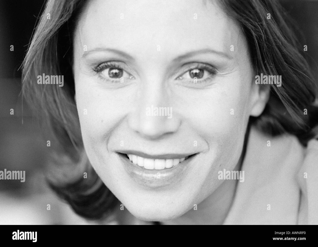 Imprenditrice sorridente in telecamera, close-up, ritratto, B&W Foto Stock