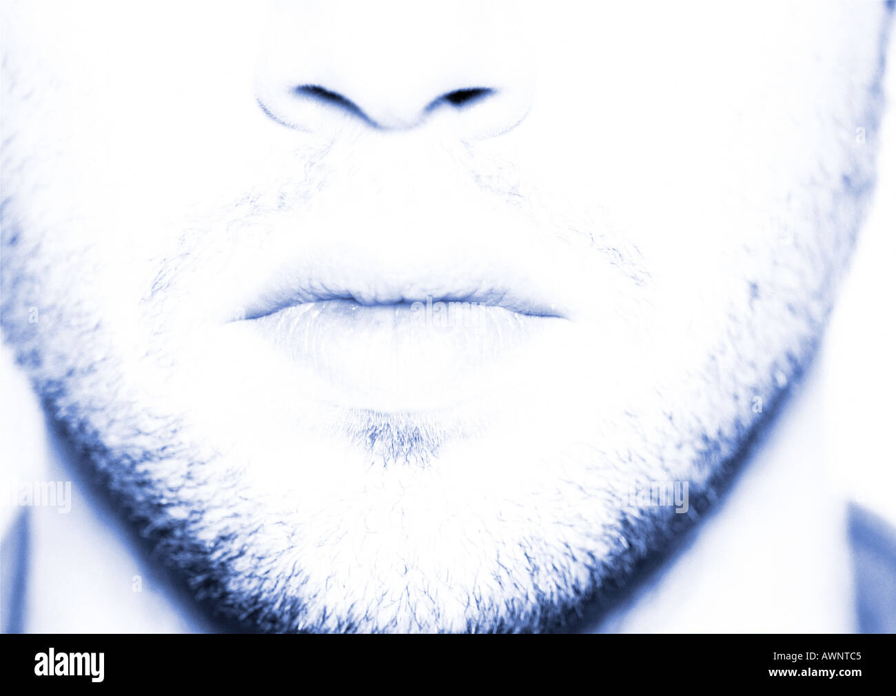 Parte inferiore del il volto dell'uomo close-up, tonalità blu Foto Stock