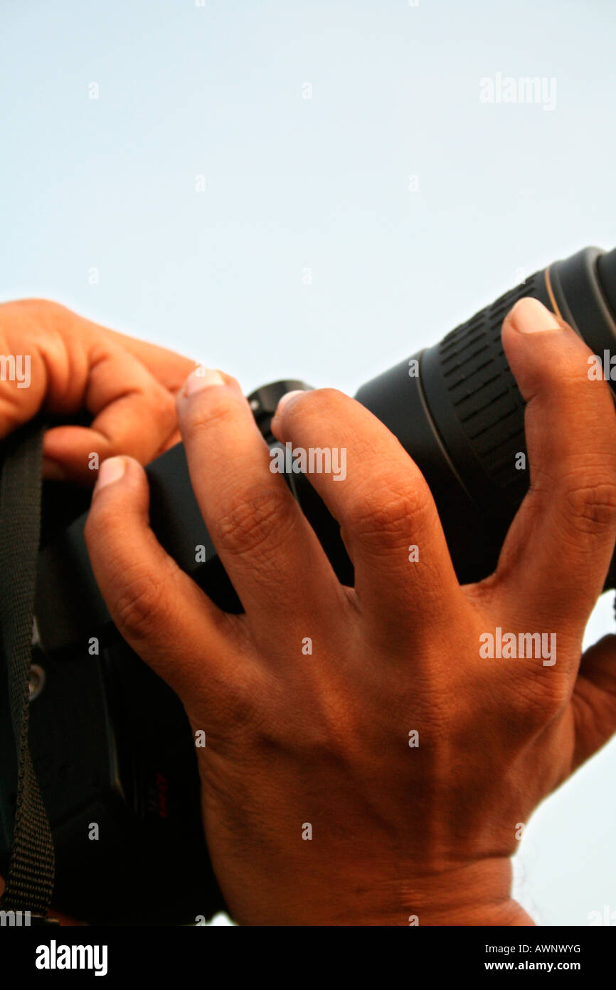 Dettaglio delle mani del fotografo al lavoro Foto Stock