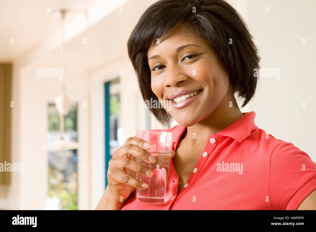 Donna con un bicchiere di acqua Foto Stock