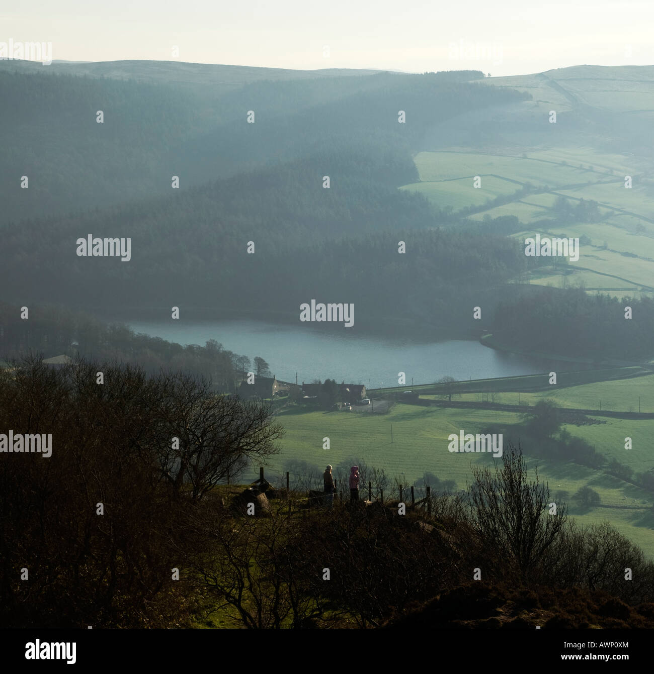 Due donne guardando sopra Ridgegate serbatoio e Macclesfield Forest dal naso Teggs Country Park Foto Stock