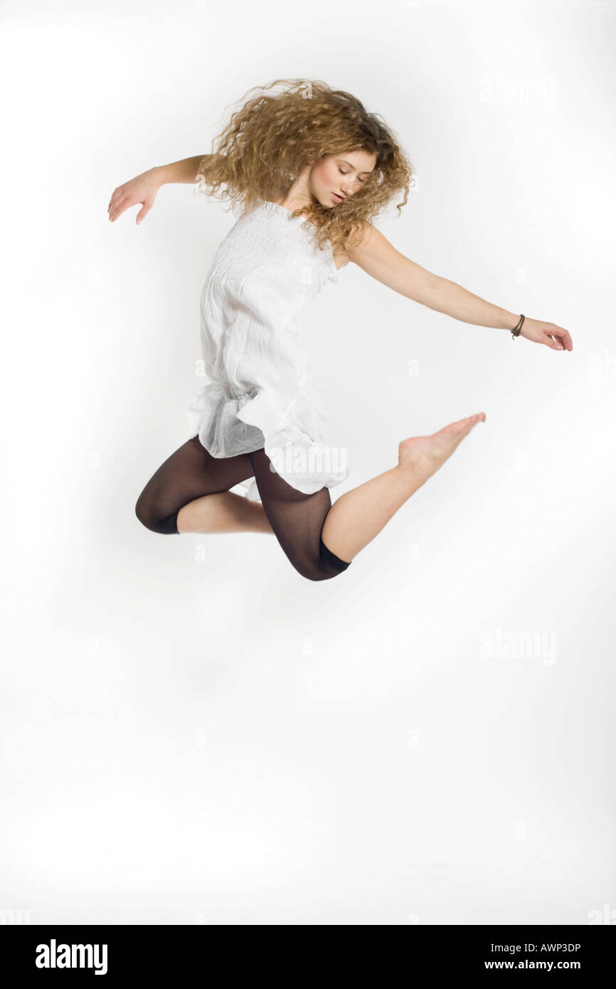Giovane donna jumping Foto Stock
