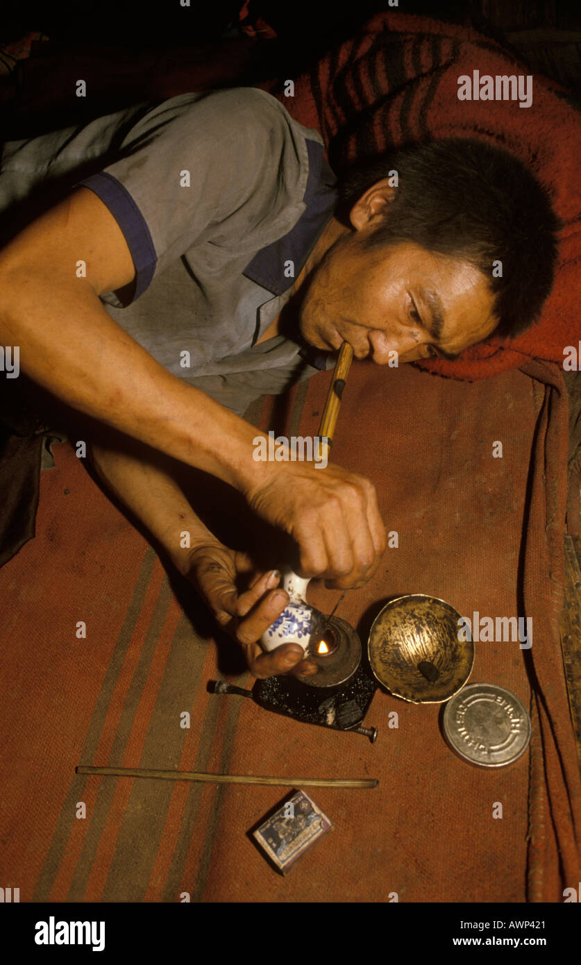 Opium dipendente tribesman Nord Thailandia. Sud-est asiatico caccia al drago anni '90 HOMER SYKES Foto Stock